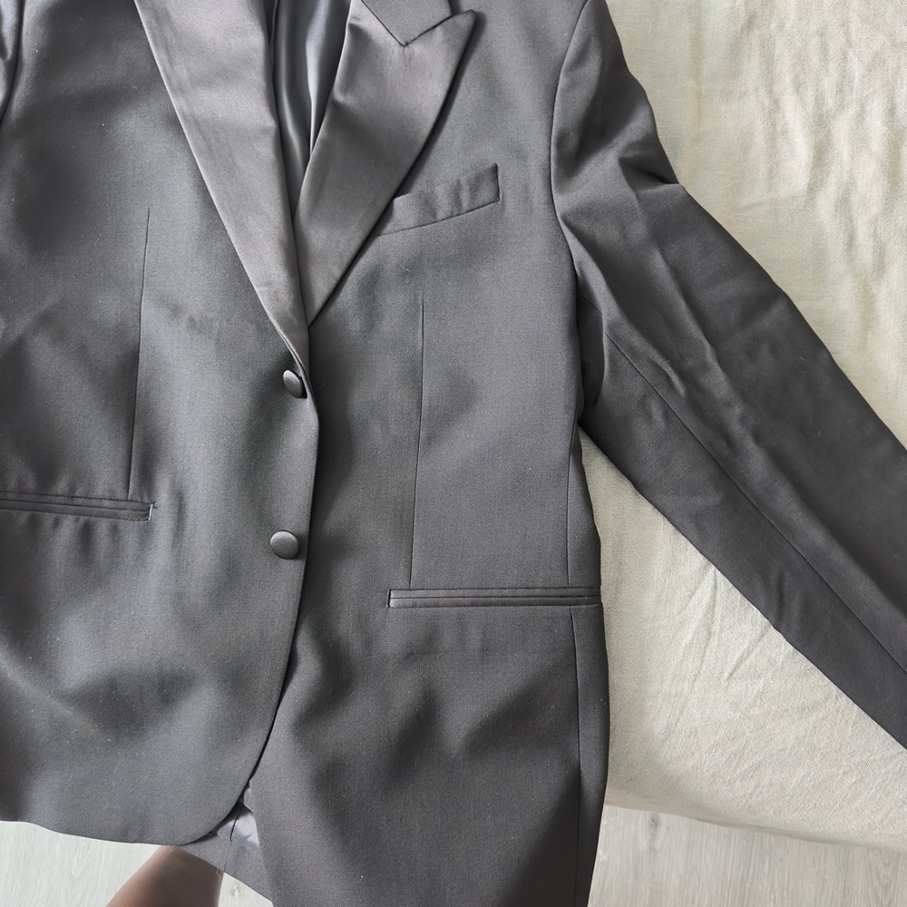 Zara Black Blazer with Structured Shoulders and Tailored Fit